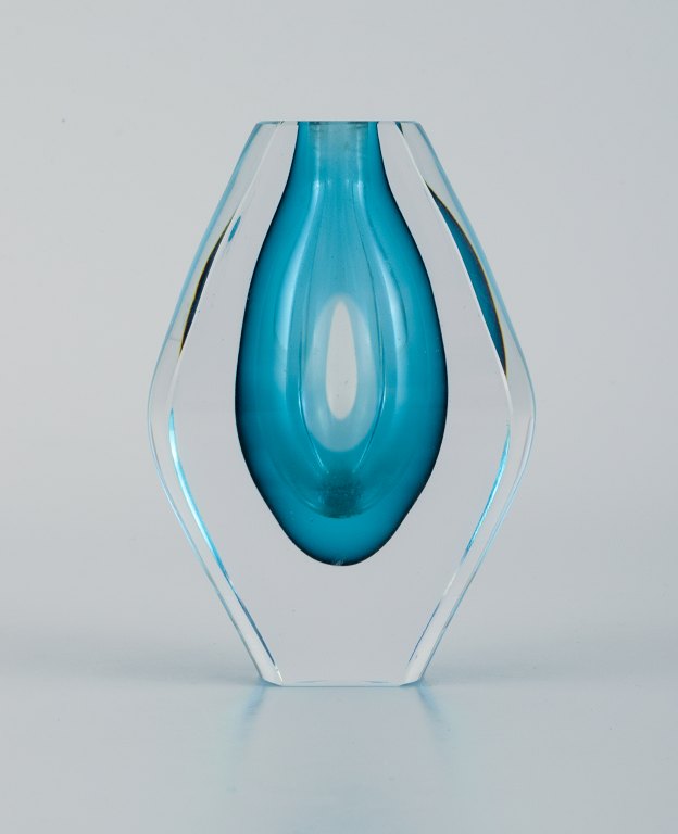 Murano vase i blå og klar mundblæst kunstglas. 
Italiensk design, 1970’erne.