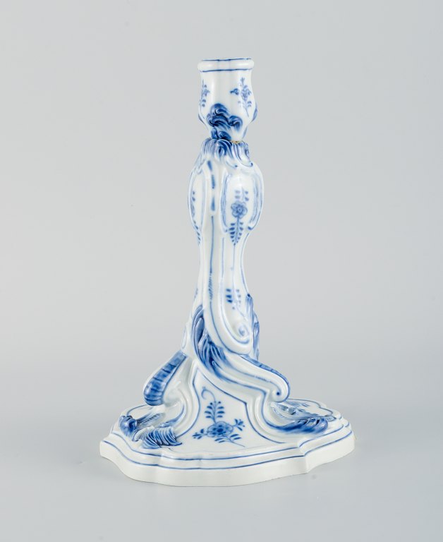 Meissen, Tyskland. Stor antik løgmønstret lysestage.
1800-tallet.