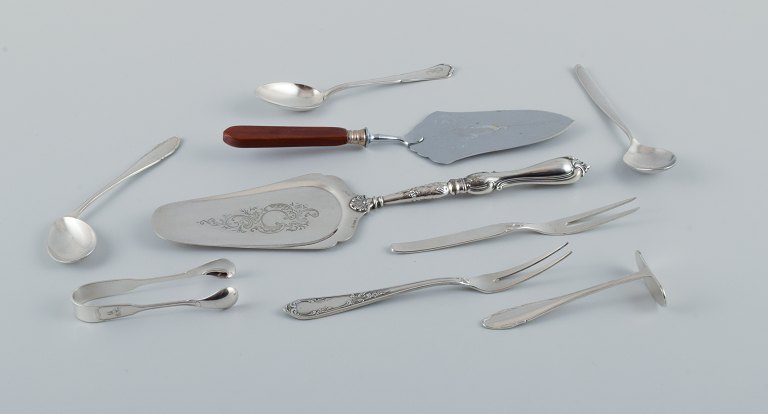 A collection of 9 pieces of various plated silver.
Among other things, cake spatulas, food pushers, WMF, Germany, and more.