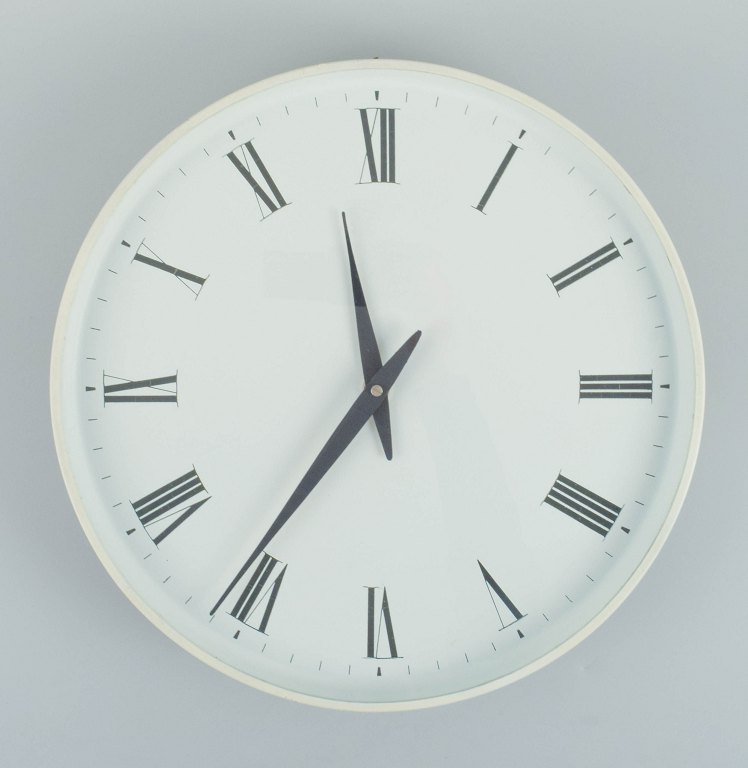 Henning Koppel for Georg Jensen. White plastic wall clock. Dial with Roman 
numerals. Clockwork quartz. 1960 / 70