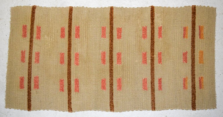 Svensk tekstildesigner, håndvævet tæppe i uld.
Moderne design med geometrisk mønster i brune og røde nuancer.