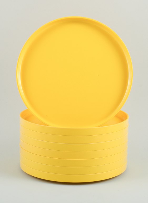 Massimo Vignelli for Heller, Italien.
Et sæt på 8 middagstallerkner i gul melamin.