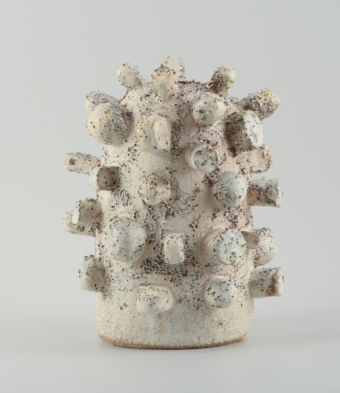 Christina Muff, dansk samtidskeramiker (f. 1971).
Large unique stoneware sculpture in offwhite glaze with ironcovered specks.