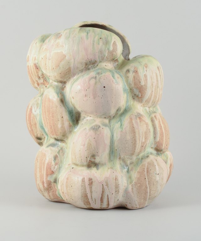Christina Muff, dansk samtidskeramiker (f. 1971).
Monumental organically shaped sculpture. This piece is covered in multicolored 
pastel glaze, the clay showing between glaze runs.