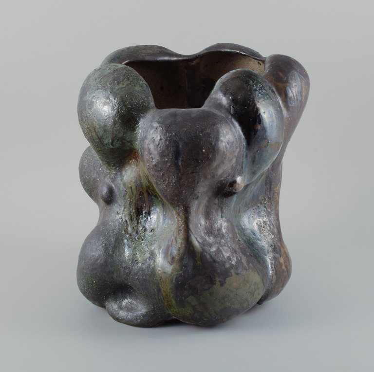 Christina Muff, dansk samtidskeramiker (f. 1971).
Monumental work in stoneware clay, covered in blackish green glaze with the 
occasional specks of blue on a semi-rough surface.