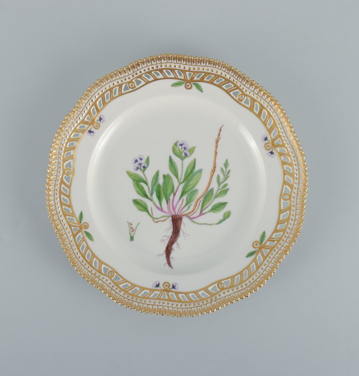 Royal Copenhagen Flora Danica gennembrudt tallerken i håndmalet porcelæn med 
blomster og gulddekoration. 
