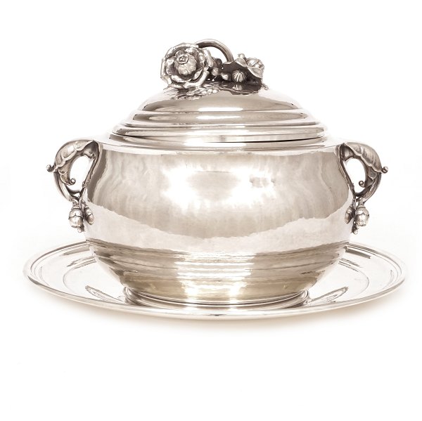 Georg Jensen Silberterrine mit Platte. Georg Jensen Periode 1933-44. H: 20cm. D 
Platte: 27cm. G: 1,69kg