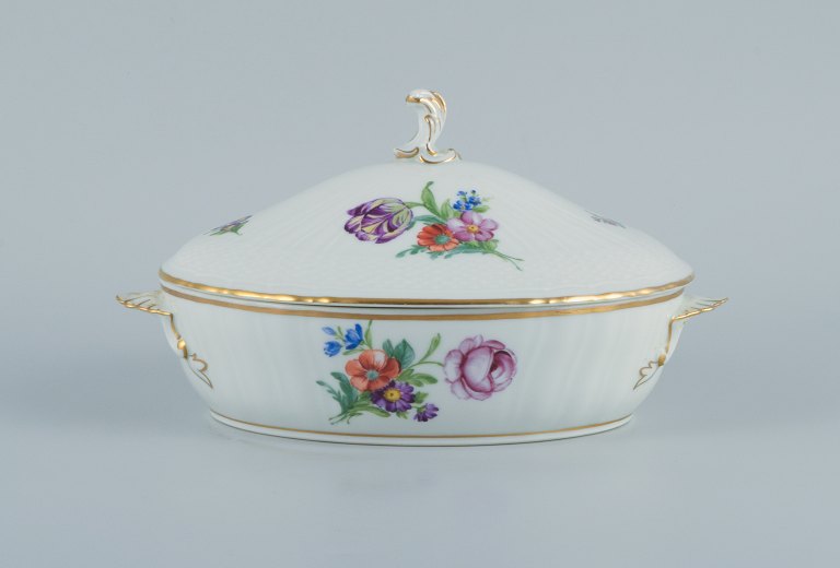 Royal Copenhagen Saksisk Blomst lågterrin i håndmalet porcelæn. Blomster og 
gulddekoration.
