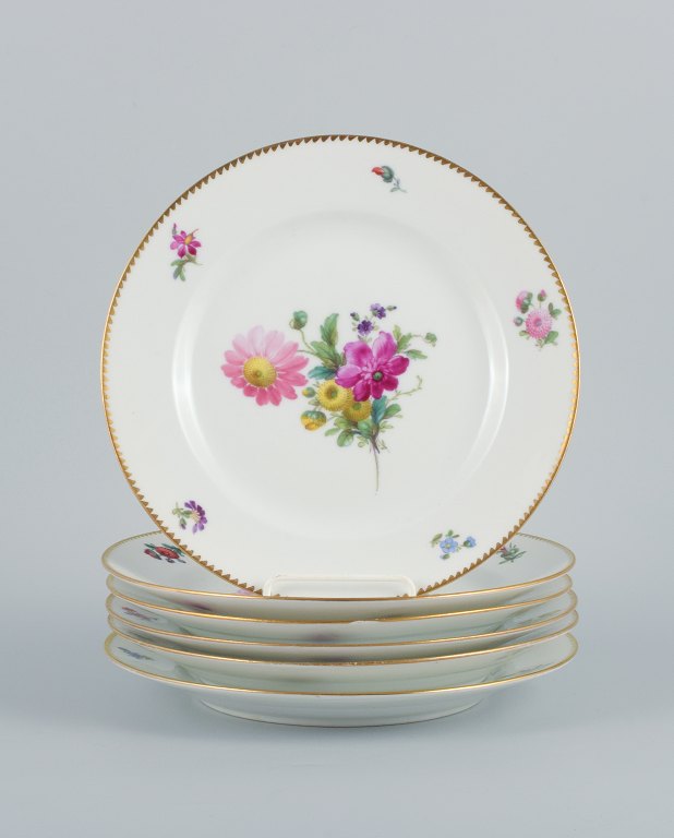 B&G, Bing & Grondahl Saxon flower.
Six dinner plates decorated with flowers and gold rim.