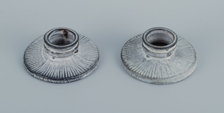 Svend Hammershøi for Kähler. 
Et par lave lysestager i lertøj med sortgrå dobbeltglasur.