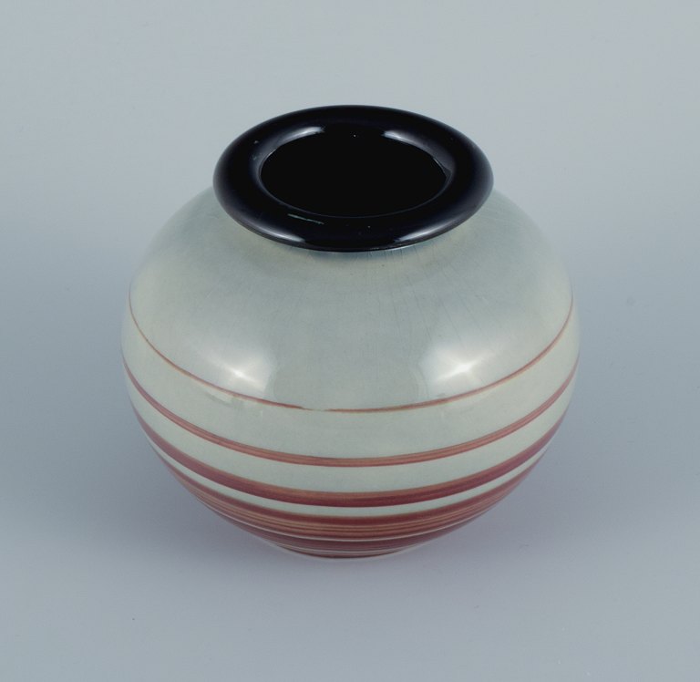 Ilse Claesson for Rörstrand, håndmalet art deco vase i fajance.
