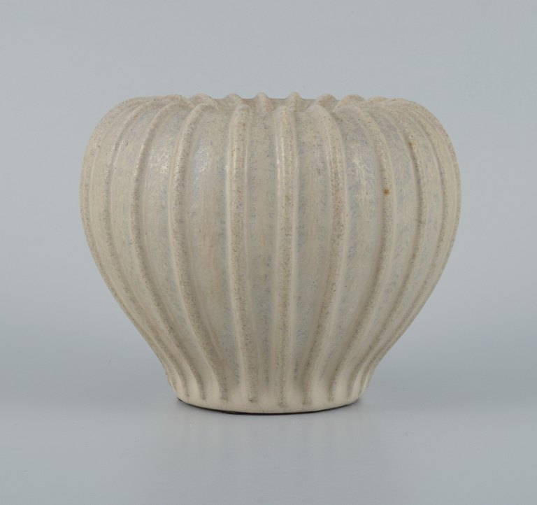 Arne Bang, keramikvase i rillet design med sandfarvet glasur.
Model nr. 3
1940/50’erne.