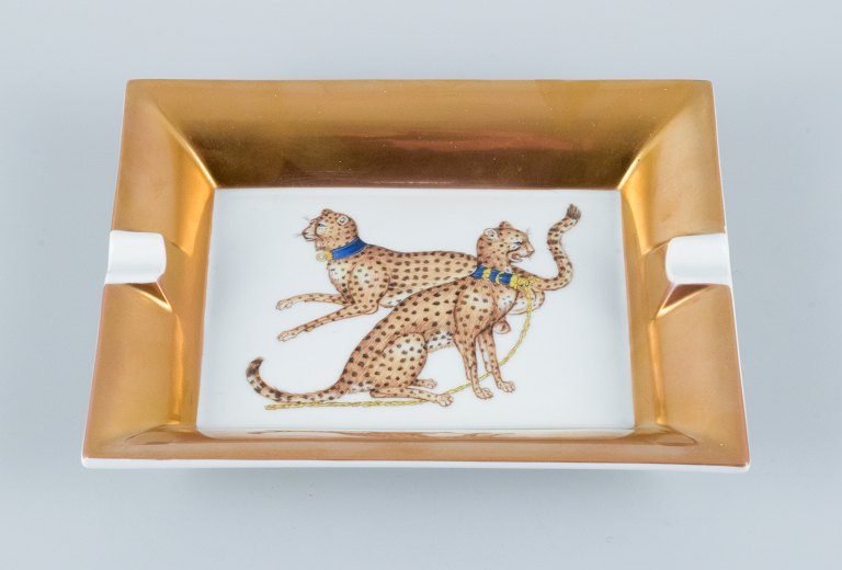 Porcelaine de Paris (Décor - Chasses Royales).
Hand decorated Bowl with cheetahs and gold decoration.