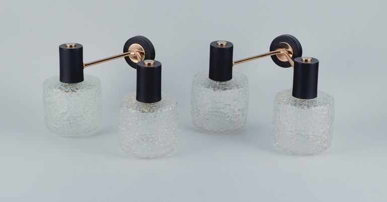 Arlus, Frankrig. Et par dobbelte designer væglamper i sort metal og matteret 
glas.