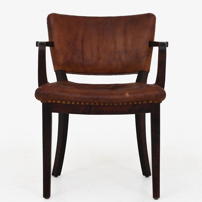 Fritz Hansen / Fritz Hansen
Armchair in stained beech with original patinated aniline leather and brass 
nails. Stamped by manufacturer.
1 pc. in stock
Original condition
