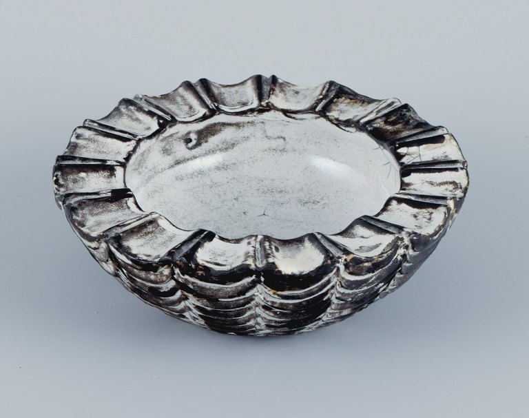 Svend Hammershøi for Kähler.
Ceramic bowl in grey-black double glaze.