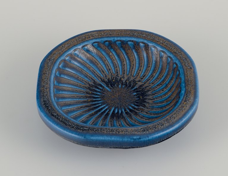 Wilhelm Kåge, Kåge Verkstad Gustavsberg, håndglaseret keramikskål med blå 
glasur.