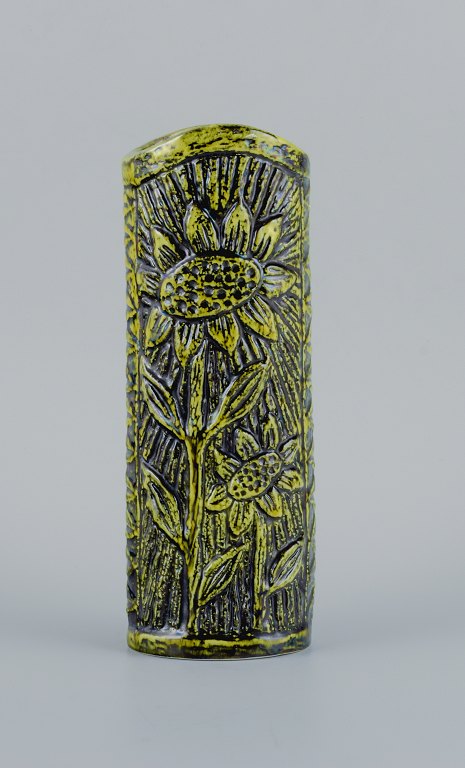 Gunnar Nylund (1904-1997) for Rörstrand.
Ceramic vase hand-decorated with sunflowers in black and green-yellow glaze.