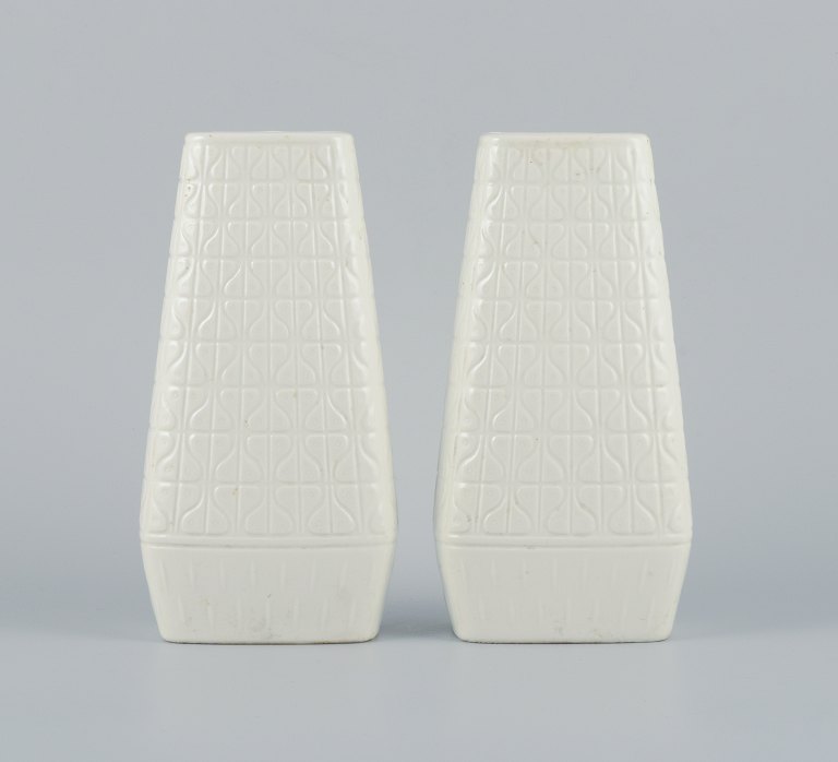 Gunnar Nylund for Rörstrand, et par ”Domino” keramikvaser i hvid glasur, 
retrodesign med geometriske felter.