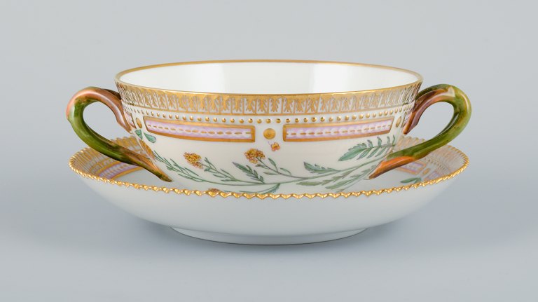 Royal Copenhagen Flora Danica boullionkop med underkop i håndmalet porcelæn med 
grenformede hanke, blomster og gulddekoration. 
PROVENIENS : VALDEMARS SLOT
Modelnummer 20/3612.  
