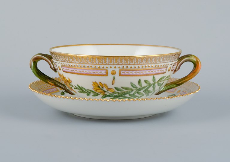 Royal Copenhagen Flora Danica boullionkop med underkop i håndmalet porcelæn med 
grenformede hanke, blomster og gulddekoration. 
PROVENIENS : VALDEMARS SLOT
Modelnummer 20/3612.  
