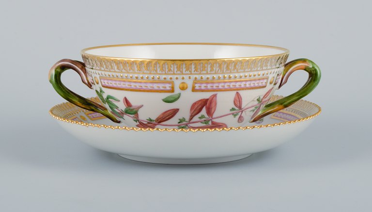 Royal Copenhagen Flora Danica boullionkop med underkop i håndmalet porcelæn med 
grenformede hanke, blomster og gulddekoration. 
PROVENIENS : VALDEMARS SLOT
Modelnummer 20/3612.  
