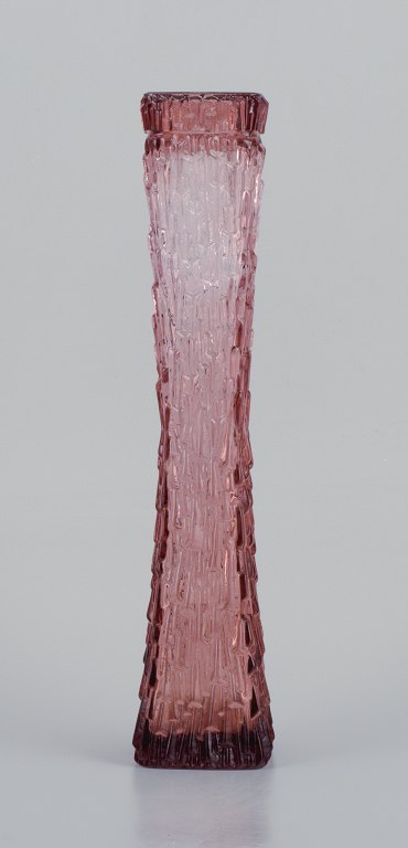 Kunstglasvase, Centraleuropa. Høj og slank vase i moderne design i lilla glas.