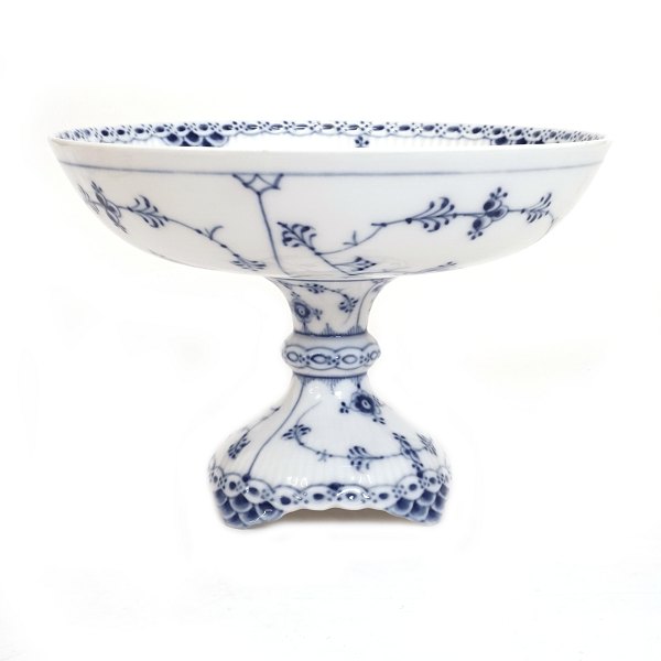 Royal Copenhagen blue fluted half lace cake stand #513. H: 14,5cm