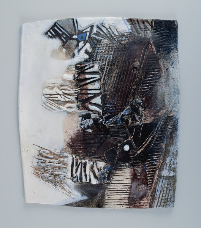 Jeppe Hagedorn-Olsen relief i stentøj med abstrakte motiver.
