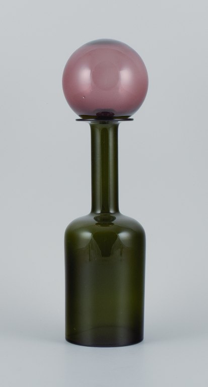 Otto Brauer for Holmegaard. Vase/bottle in green hand-blown art glass with 
purple ball.