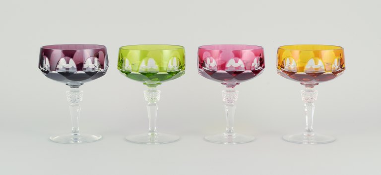 Fire art deco champagneskåle, bøhmisk glas, facetsleben krystalglas af høj 
kvalitet.