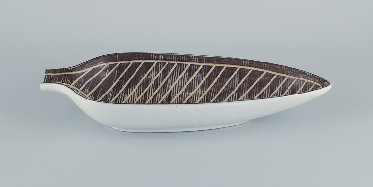 Mari Simmulson for Upasala-Ekeby, "Nigeria" large oblong ceramic dish.
Leaf-shaped design.