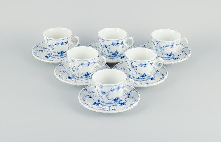 Seks sæt Royal Copenhagen Musselmalet Riflet kaffekopper og underkopper i 
håndmalet porcelæn. Restaurationsporcelæn.
