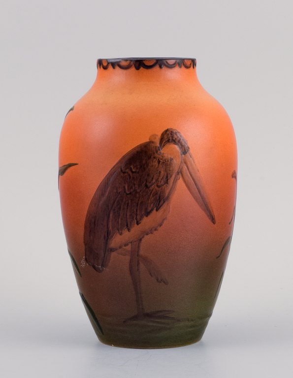 Ipsens Enke, Danmark. 
Sjælden vase med marabou-stork i håndmalet glaseret keramik.