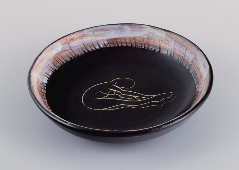 Vallauris, Frankrig, unika keramikskål i sort glasur med kvindemotiv.