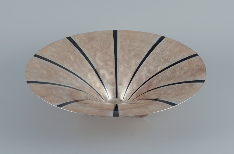WMF, Germany. Large art deco Ikora bowl in plated silver inlaid with brass.