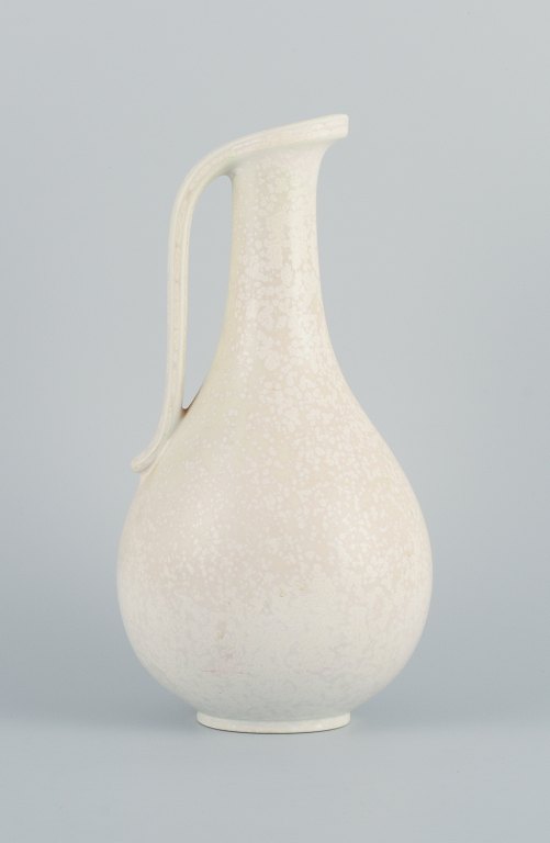 Gunnar Nylund (1904–1997) for Rörstrand. Jug in eggshell glaze.
Mid 20th century.