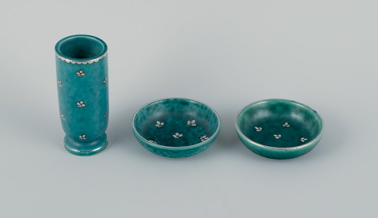 Wilhelm Kåge (1889-1960) for Gustavsberg. Argenta. En lille vase og to små 
skåle.