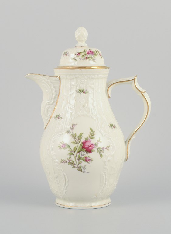 Rosenthal, Tyskland. "Sanssouci", cremefarvet kaffekande dekoreret med blomster 
og gulddekoration.