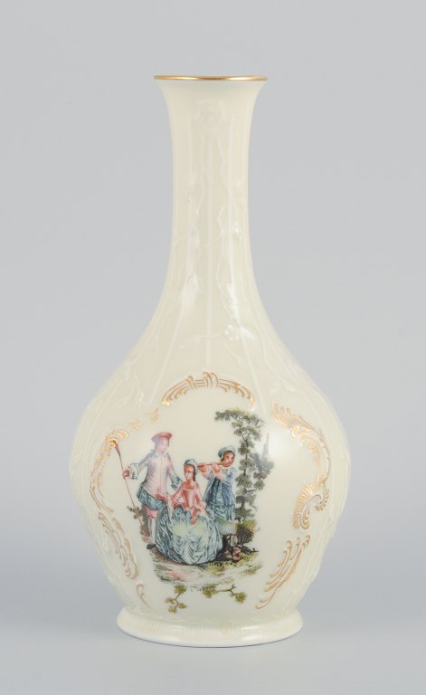 Rosenthal, Tyskland. "Sanssouci", cremefarvet vase dekoreret med figurer og 
gulddekoration.