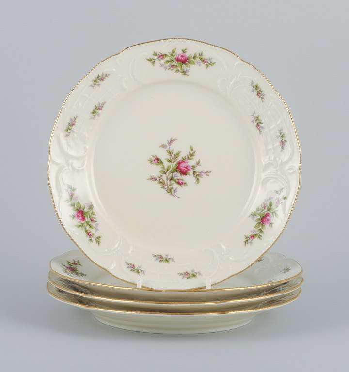 Rosenthal, Tyskland. "Sanssouci", fire cremefarvede tallerkner dekoreret med 
blomster og gulddekoration.