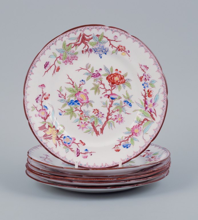 Sarreguemines, Frankrig, et sæt på seks tallerkner i porcelæn, håndmalet med blomstermotiver.
