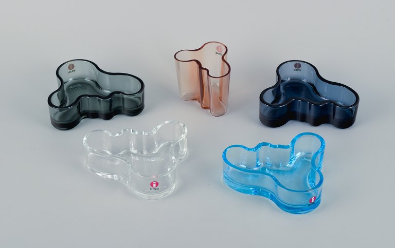 Alvar Aalto for Iittala, Finland. Fem små vaser og skåle i forskellige farver. 
Finsk kunstglas.