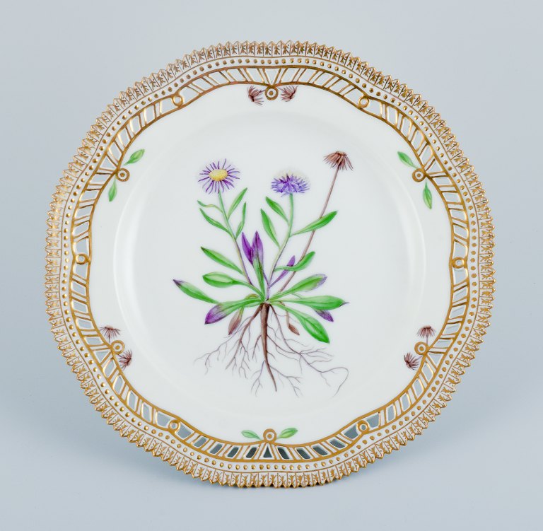 Royal Copenhagen, Flora Danica, gennembrudt frokosttallerken.