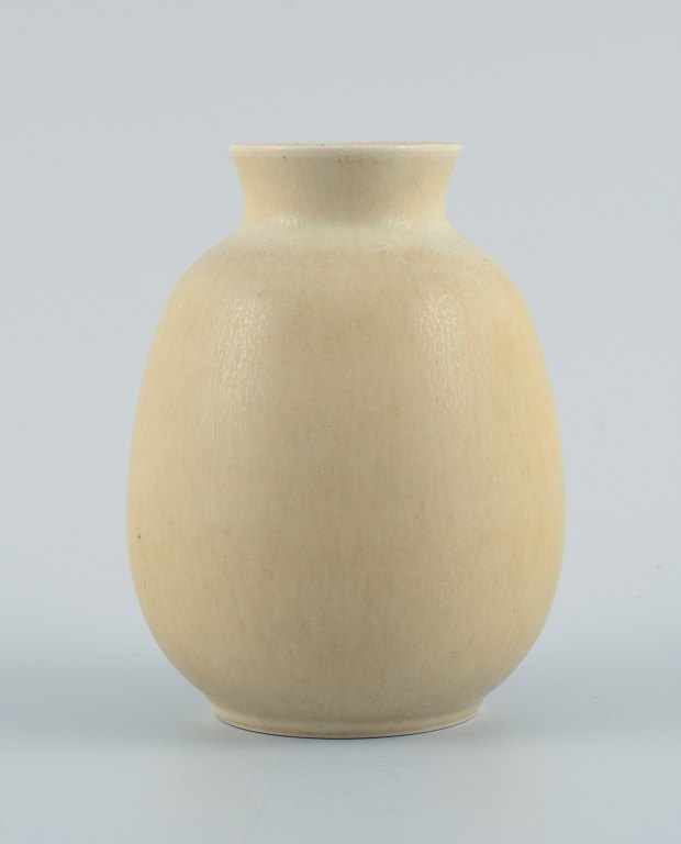 Per Linnemann-Schmidt (1912-1999) for Palshus, Denmark.
Ceramic vase with hare fur glaze in light shades.
