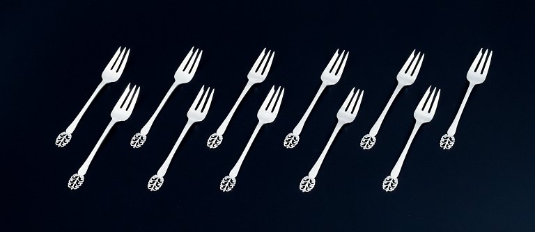 Danish silversmith, a set of eleven cake forks.
Danish 830 silver.