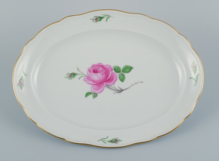 Meissen, Tyskland. Ovalt porcelænsfad dekoreret med lyserød rose.