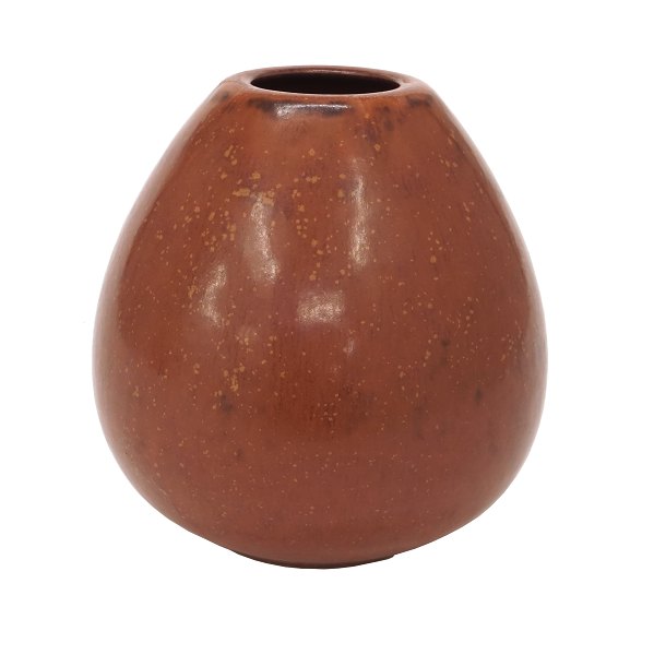 Saxbo keramik vase med dyb rødbrun harepels glasur. Stemplet Saxbo Danmark. 
Perfekt stand. H: 15cm