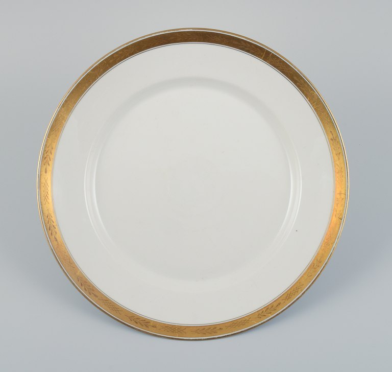 Royal Copenhagen stel nr. 607. Rundt serveringsfad i porcelæn.
Guldkant med bladværk.