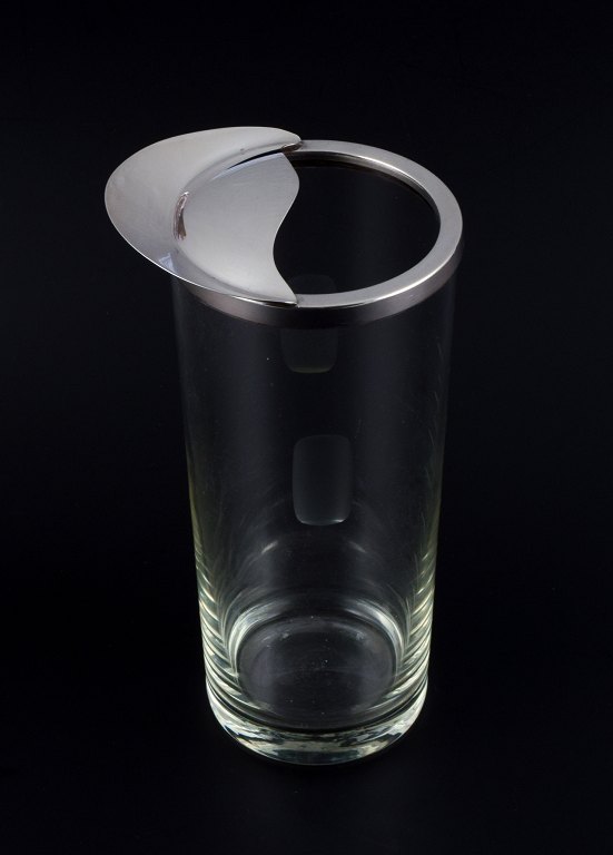 Kasketten ("The Cap") by Ole Hagen for Anton Michelsen (1913-1984).
Clear glass cocktail mixer with sterling silver mounting.